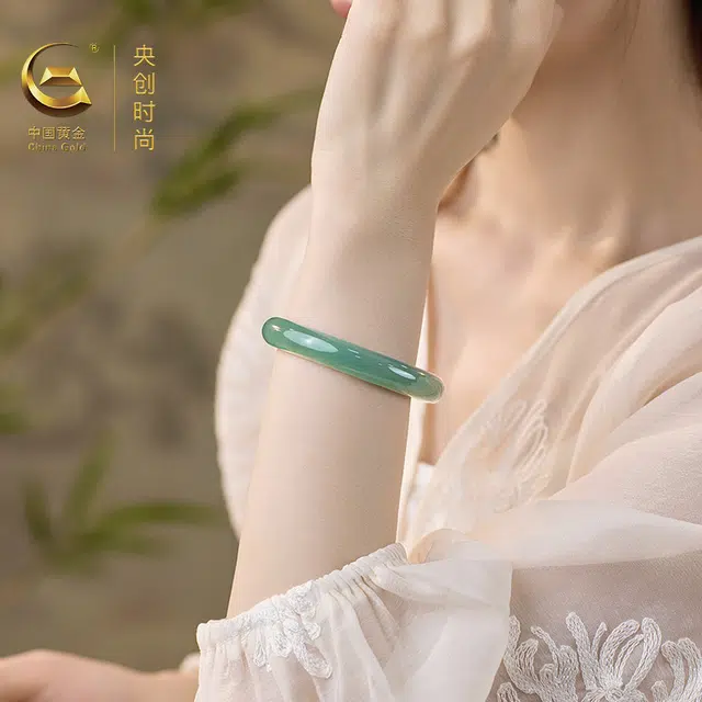 【优质甄选】中国黄金 央创时尚 远山黛油青镯 新中式小众古风经典百搭气质汉服旗袍国风古典宫廷风 礼盒天然 玉髓 手镯 女款