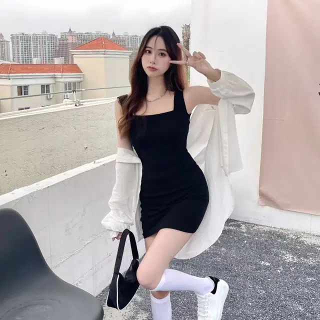 美丽衣橱 纯色修身方领短款无袖连衣裙 女款 黑色