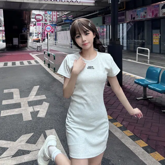 美丽衣橱 修身设计感圆领短袖连衣裙 女款 米白色