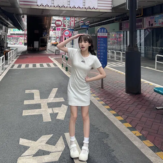 美丽衣橱 修身设计感圆领短袖连衣裙 女款 米白色