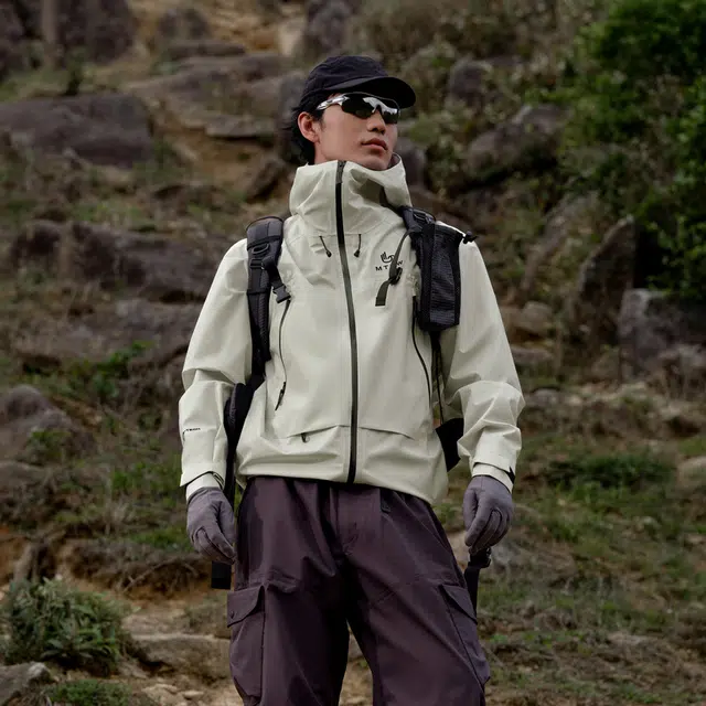 美特斯邦威  华夏之壳-山系列 户外纯色硬壳单冲单层  防水防风透气耐磨轻量防泼水吸湿排汗防雨冲锋衣 男款