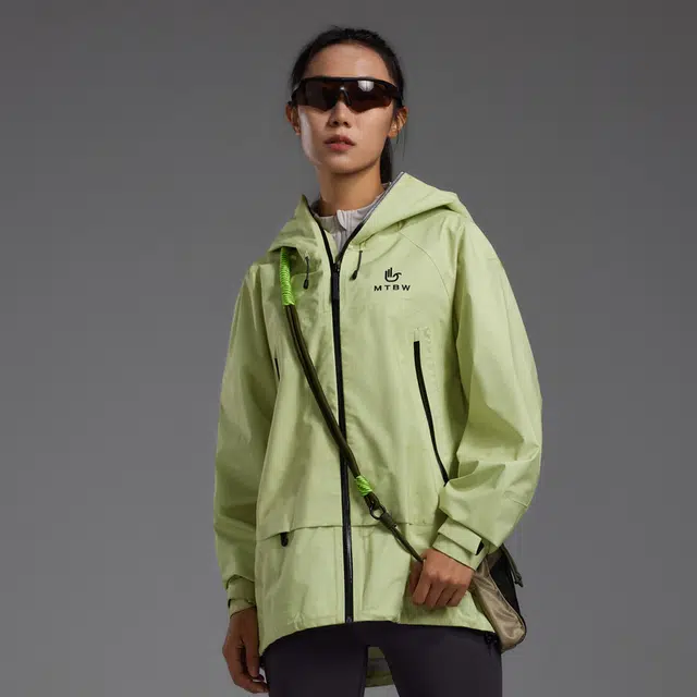 美特斯邦威  华夏之壳-山系列 户外纯色硬壳单冲单层  防水防风透气耐磨轻量防泼水吸湿排汗防雨冲锋衣 男款