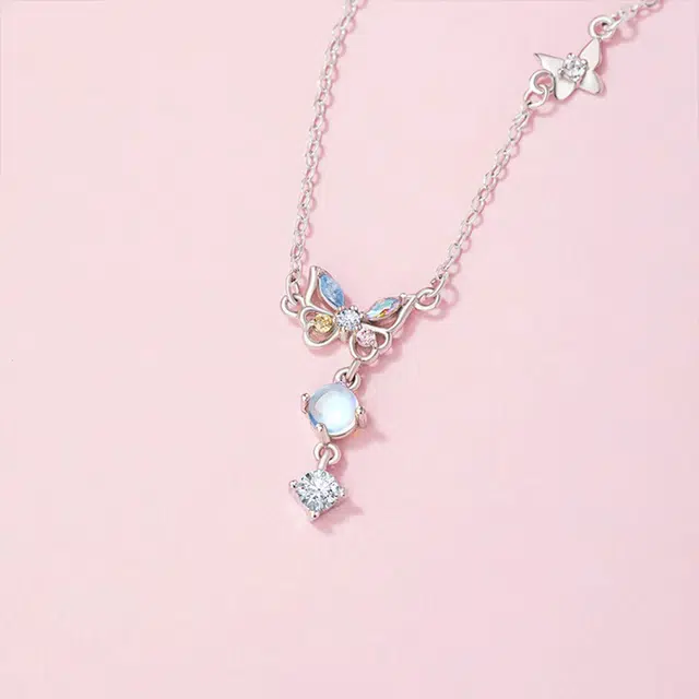 【S999足银|甄选高品质】 金师傅 七彩蝴蝶锁骨链 森系甜美可爱少女心灵动梦幻轻奢设计彩蝶吊坠 创意百搭小众高级#好运 琉璃 项链 女款