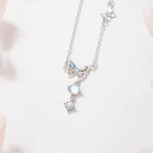 【S999足银|甄选高品质】 金师傅 七彩蝴蝶锁骨链 森系甜美可爱少女心灵动梦幻轻奢设计彩蝶吊坠 创意百搭小众高级#好运 琉璃 项链 女款