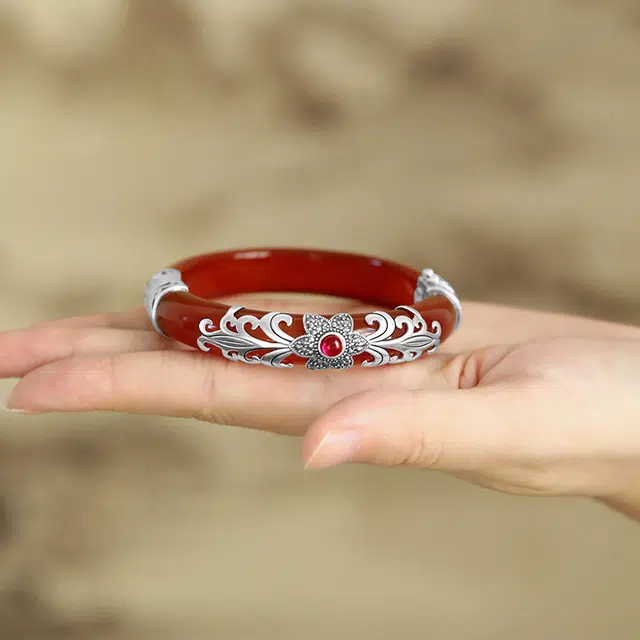925
