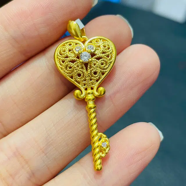 倾爱 复古 镂空 爱心皇冠钥匙 足金 一口价 黄金吊坠 女款