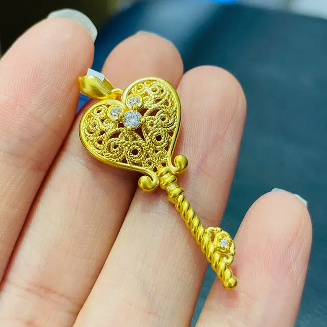 倾爱 复古 镂空 爱心皇冠钥匙 足金 一口价 黄金吊坠 女款