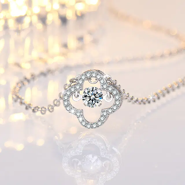 尚银福 跳动四叶草 森系甜美怦然心动简约时尚奢华气质灵动闪耀镂空双层幸运草个性百搭简约锁骨链 合金 项链 女款