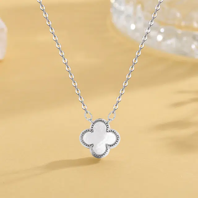 尚银福 浪漫五花幸运四叶草 国潮新中式时尚优雅气质轻奢高级感 森系小清新小众设计甜美可爱公主风学生闺蜜款百搭锁骨链 合金 项链 女款