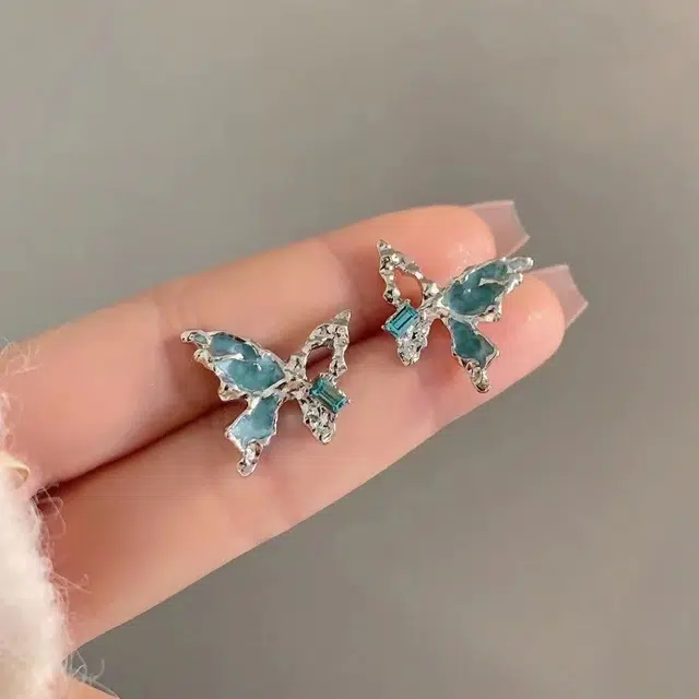 尚银福 镂空蝴蝶 冷淡风小众高级感 甜酷辣妹日常百搭镂空不规则蓝色在逃公主设计耳饰 合金 耳钉 女款