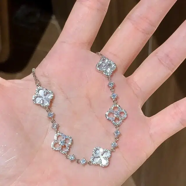 尚银福 闪耀四叶草 四瓣花浪漫花朵镶锆甜美小众精致设计 合金 手链 女款