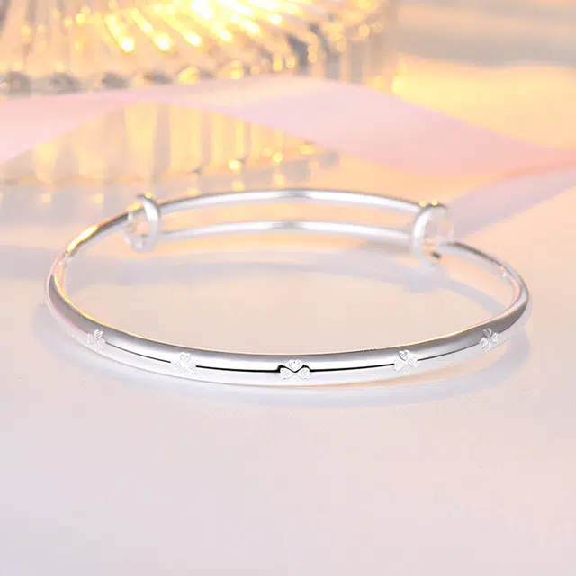 尚银福 幸运四叶草 森系优雅气质小清新甜美可爱刻印花卉光面素圈日常推拉可调节 合金 手镯 男女同款情侣款