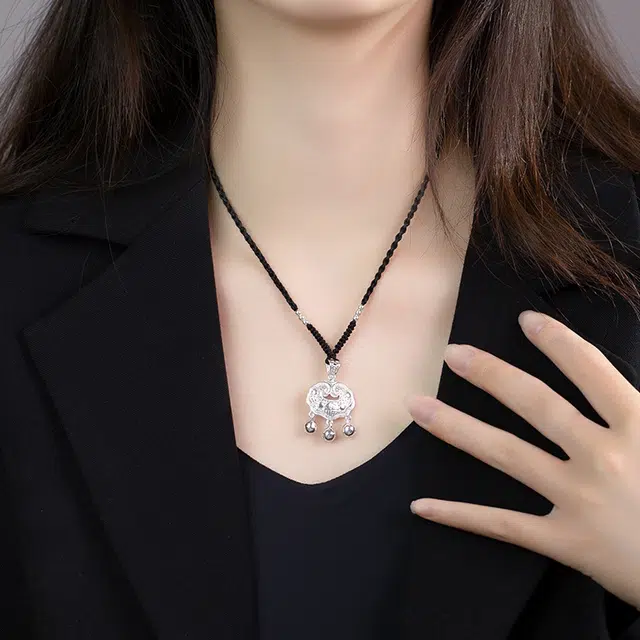 尚银福 平安长命锁 新中式国潮优雅气质本命年立体平安锁福字铃铛吊坠编织绳抽拉可调节锁骨链 织物 项链 女款