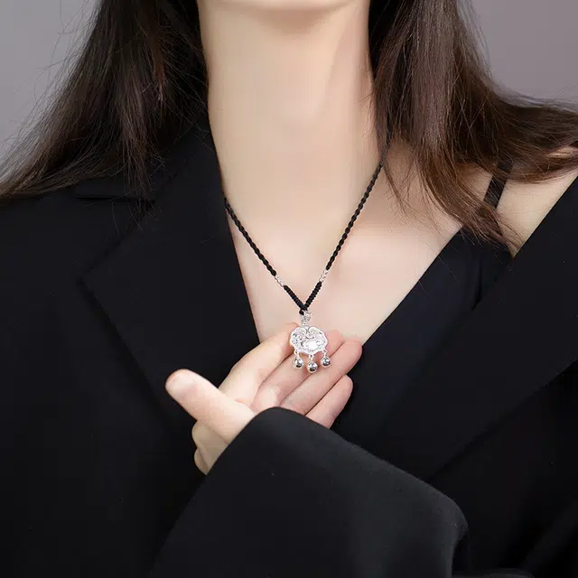 尚银福 平安长命锁 新中式国潮优雅气质本命年立体平安锁福字铃铛吊坠编织绳抽拉可调节锁骨链 织物 项链 女款