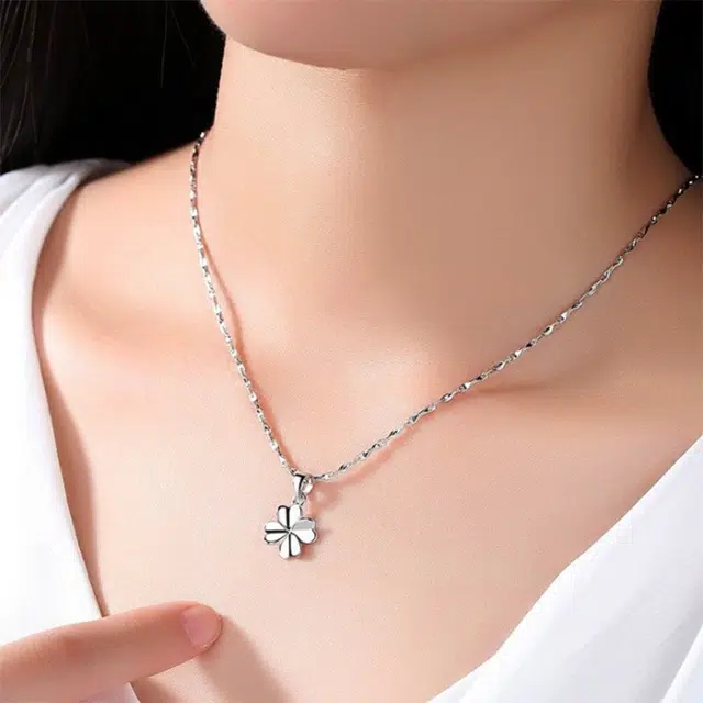 尚银福 幸运四叶草 冷淡风简约小众设计高级感 光面立体爱心幸运草甜美森系精致轻奢箭心链锁骨链 合金 项链 女款