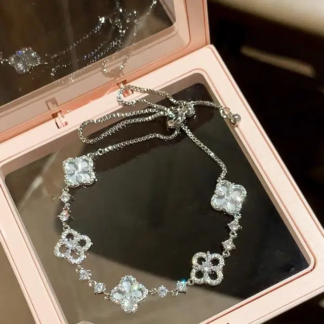 尚银福 闪耀四叶草 四瓣花浪漫花朵镶锆甜美小众精致设计 合金 手链 女款