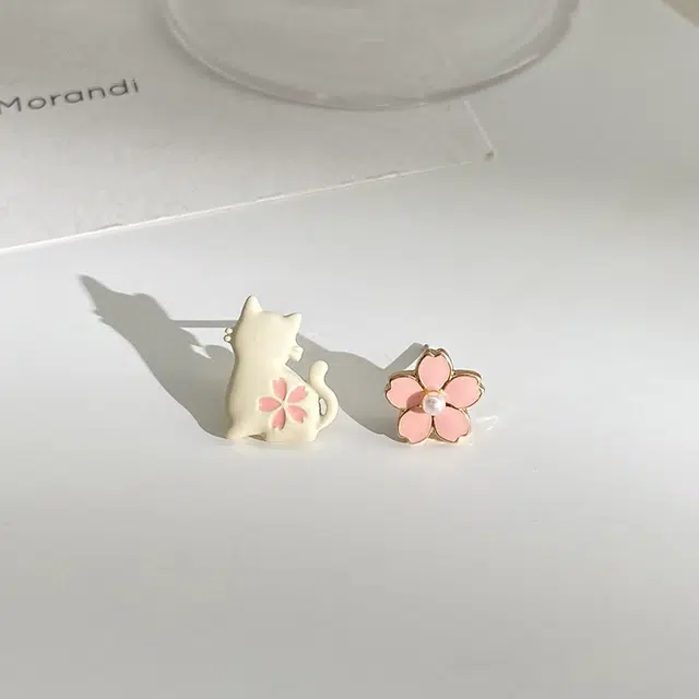 樱花猫咪卡通可爱猫咪花朵不对称森系花朵 甜美可爱少女系气质百搭设计高级感 合金 耳钉 女款
