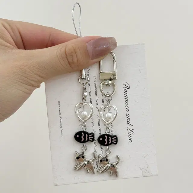 尚银福 日系萌趣小猫爱吃鱼 小鱼镂空爱心多巴胺俏皮可爱 个性百搭森系甜美卡通 合金 挂件 男女同款情侣款
