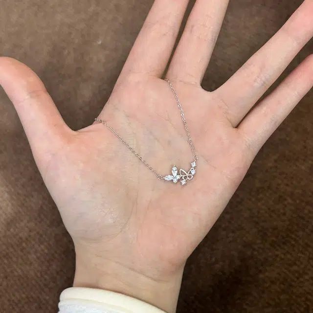 尚银福 满星蝶舞 优雅气质甜妹精致光面镂空闪耀蝴蝶不对称双子蝶星冷淡风百搭小清新高级感锁骨链 合金 项链 女款