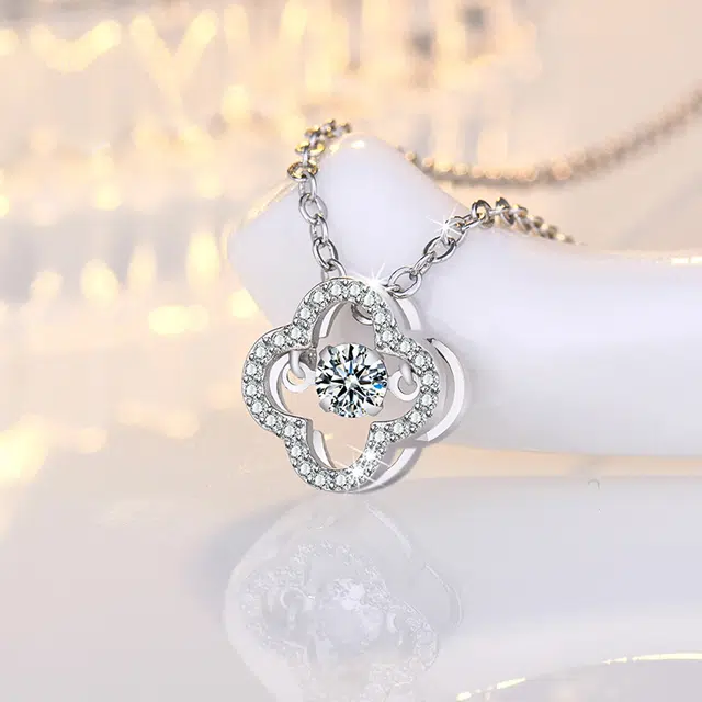 尚银福 跳动四叶草 森系甜美怦然心动简约时尚奢华气质灵动闪耀镂空双层幸运草个性百搭简约锁骨链 合金 项链 女款