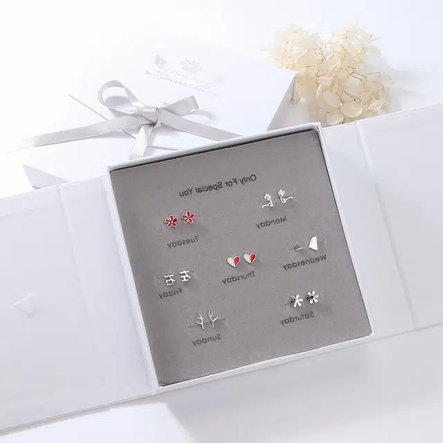 尚银福 一周七天耳饰 森系小清新小巧精致时尚简约气质 小猫樱花爱心鹿角左右文字几何小众设计七对套装 合金 耳钉 女款