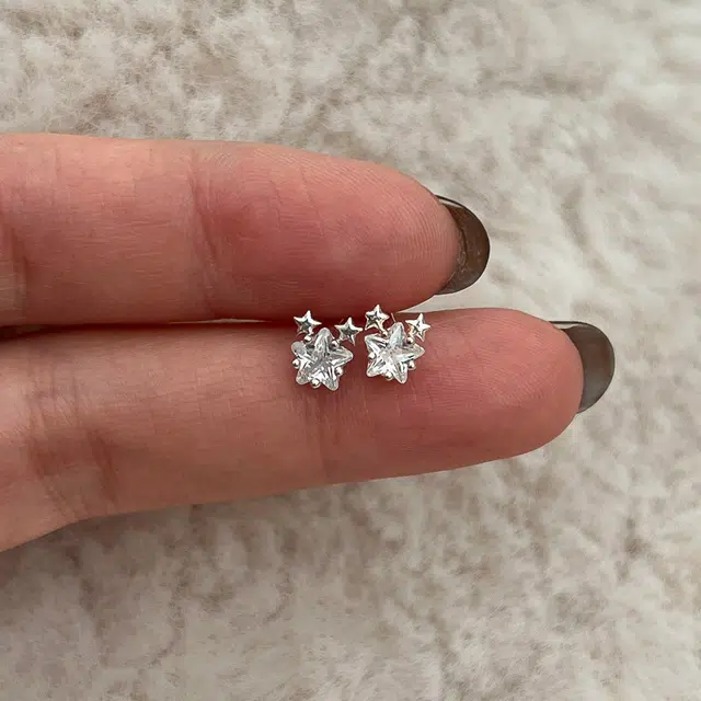 尚银福 灵动闪耀璀璨满天星 时尚优雅甜美气质轻奢高级感 甜美可爱星星简约小众创意设计星芒流苏百搭公主风 合金 耳钉 女款