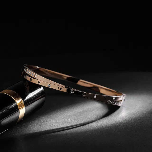 尚银福 罗马数字 轻奢气质简约小众设计高级感 光面立体交织罗马数字镂空圆环 好运 合金 手镯 女款