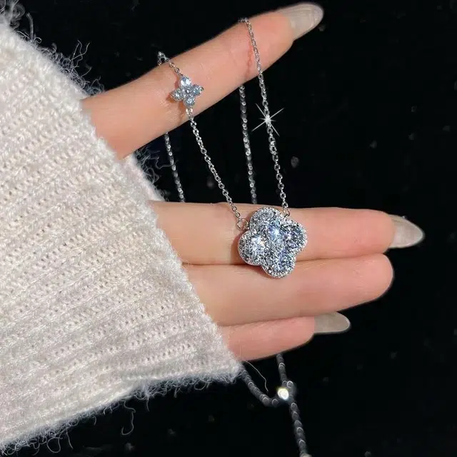 尚银福 闪耀四叶草 璀璨四叶草 新中式时尚潮流气质轻奢优雅高级感 日常通勤简约休闲小众设计感 好运 合金 项链 女款