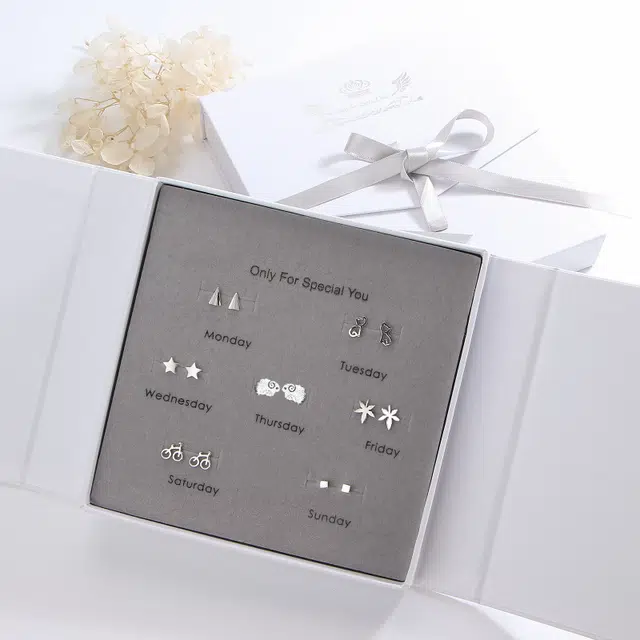 尚银福 一周七天耳饰 森系小清新小巧精致时尚简约气质 三角方形几何设计小猫小羊枫叶单车元素七对套装 合金 耳钉 女款