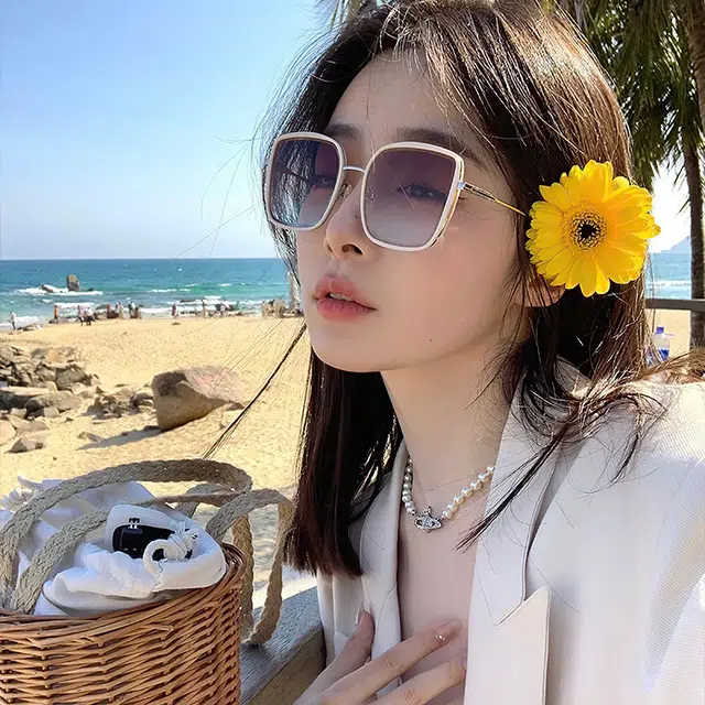 纳兰杜 墨镜女潮流时尚街拍优雅高级感防紫外线开车旅游驾车专用 塑料金属 方形 太阳眼镜 女款 米白银框上茶下蓝片黑金框黑灰片