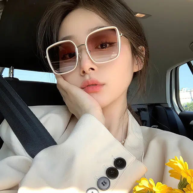 纳兰杜 墨镜女潮流时尚街拍优雅高级感防紫外线开车旅游驾车专用 塑料金属 方形 太阳眼镜 女款 米白银框上茶下蓝片黑金框黑灰片