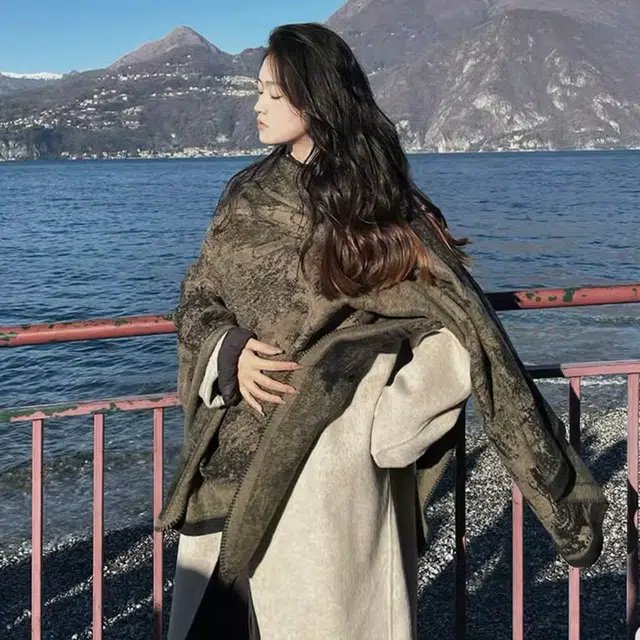 纳兰杜 高级感时尚小众潮流保暖氛围感穿搭 涤纶 披肩 女款 黑棕色/橙蓝色/黑灰色