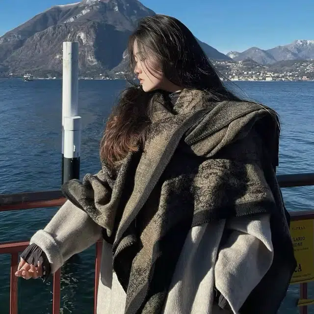 纳兰杜 高级感时尚小众潮流保暖氛围感穿搭 涤纶 披肩 女款 黑棕色/橙蓝色/黑灰色