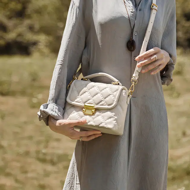 纳兰杜 小香风菱格时尚百搭精致优雅大方通勤 牛皮拼合成革 单肩斜挎手提包 中号 女款 米白色/子夜黑