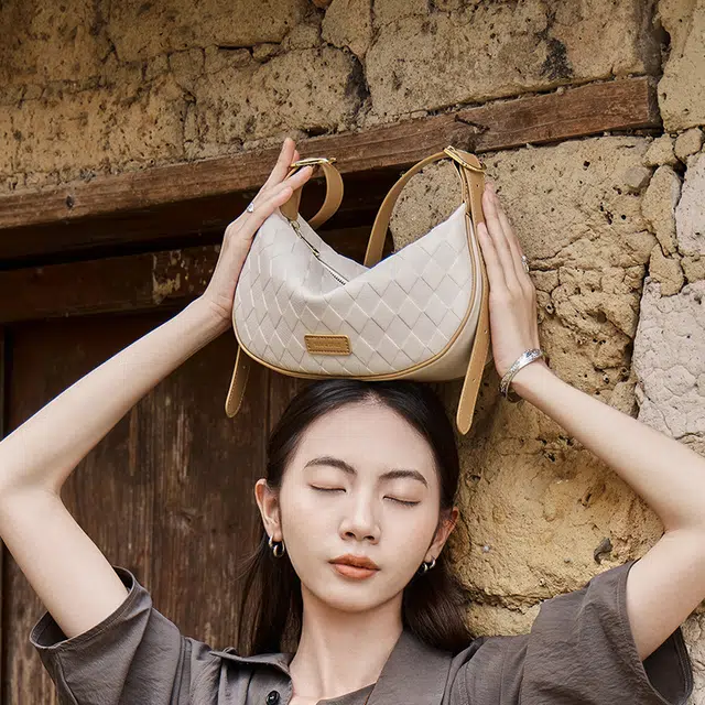 纳兰杜 高级感百搭时尚潮流软皮包包休闲通勤真皮女包 牛皮 饺子包新月包斜挎包单肩包 大号 女款 米白拼杏/焦糖棕