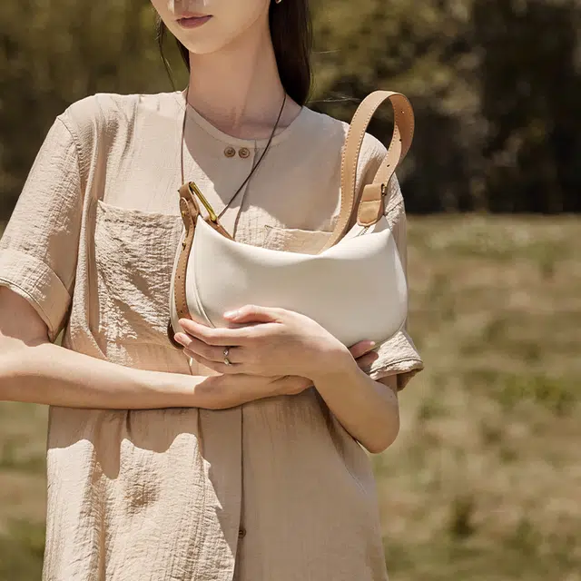 纳兰杜 时尚法式流行休闲百搭小众通勤 牛皮拼合成革 饺子包腋下斜挎包 中号 女款 多色