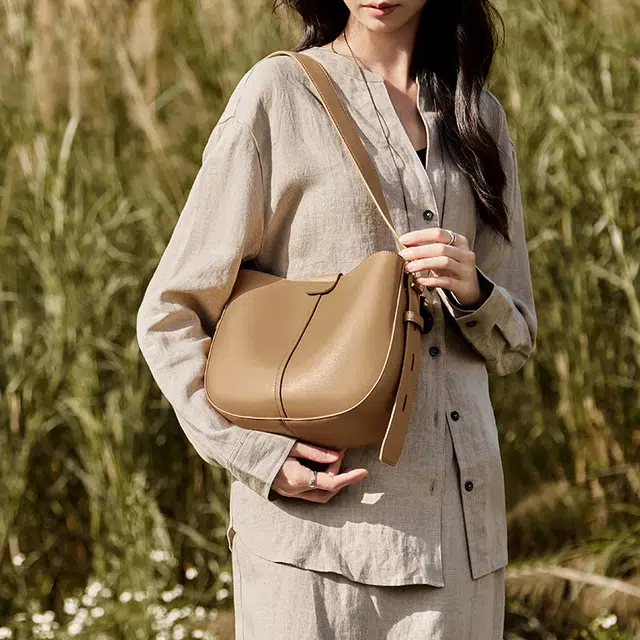 纳兰杜 高级感气质简约 牛皮拼合成革 单肩包 中号 女款 杏色