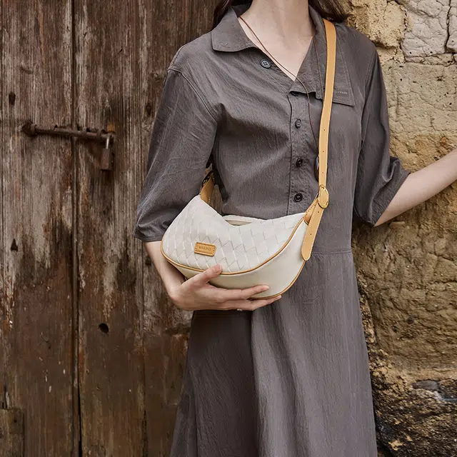 纳兰杜 高级感百搭时尚潮流软皮包包休闲通勤真皮女包 牛皮 饺子包新月包斜挎包单肩包 大号 女款 米白拼杏/焦糖棕