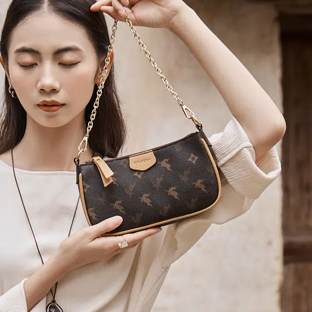 纳兰杜 麋鹿系列 品牌小众复古时尚高级质感麻将包高颜值满印撞色链条设计百搭 合成革 腋下包单肩斜挎包 小号 女款 咖色