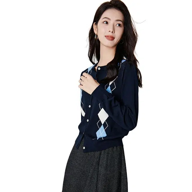 晚白 简约圆领高弹力排扣设计亲肤不扎肤针织衫 女款