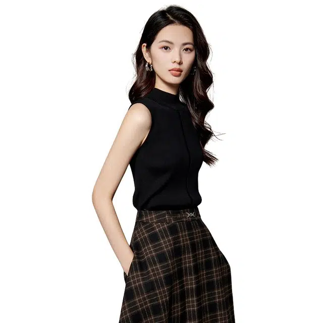 晚白 简约版型贴合身形无袖设计清凉透气针织背心 女款