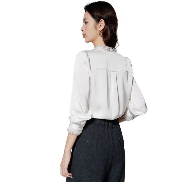 晚白 面料挺括饱满花边领设计亲肤细腻衬衫 女款