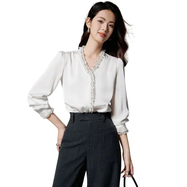 晚白 面料挺括饱满花边领设计亲肤细腻衬衫 女款