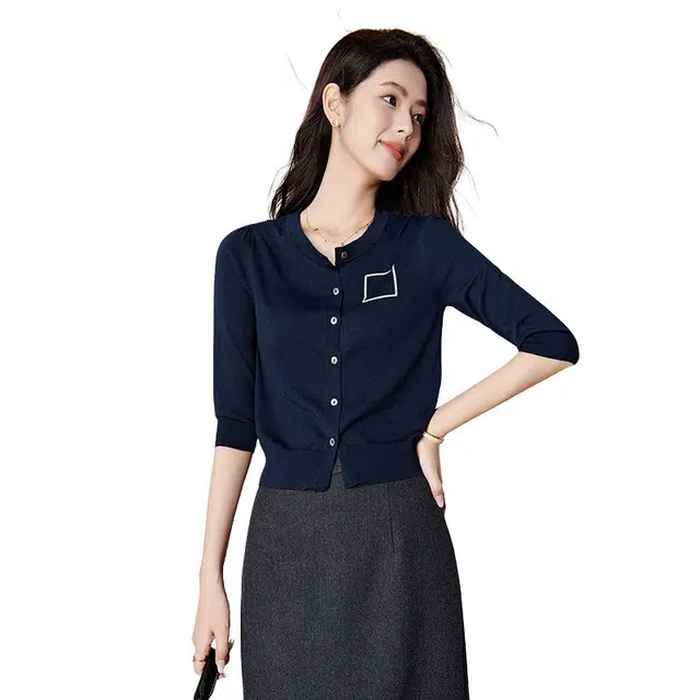 晚白 排扣设计高弹力亲肤不扎肤软糯舒适针织衫 女款