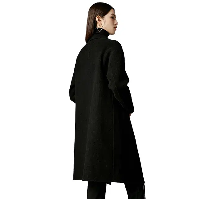 晚白 绵羊毛前排扣设计有口袋版型挺括大衣 女款