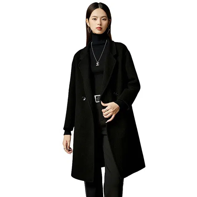 晚白 绵羊毛前排扣设计有口袋版型挺括大衣 女款