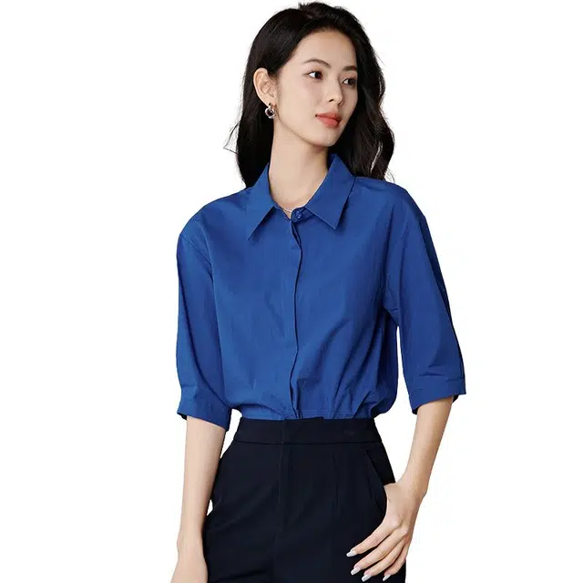 晚白 简约翻领排扣设计通勤减龄纯棉面料衬衫 女款