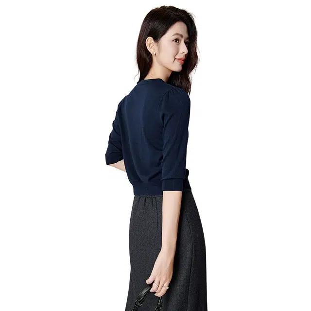 晚白 排扣设计高弹力亲肤不扎肤软糯舒适针织衫 女款