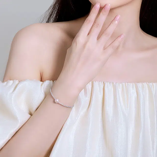925