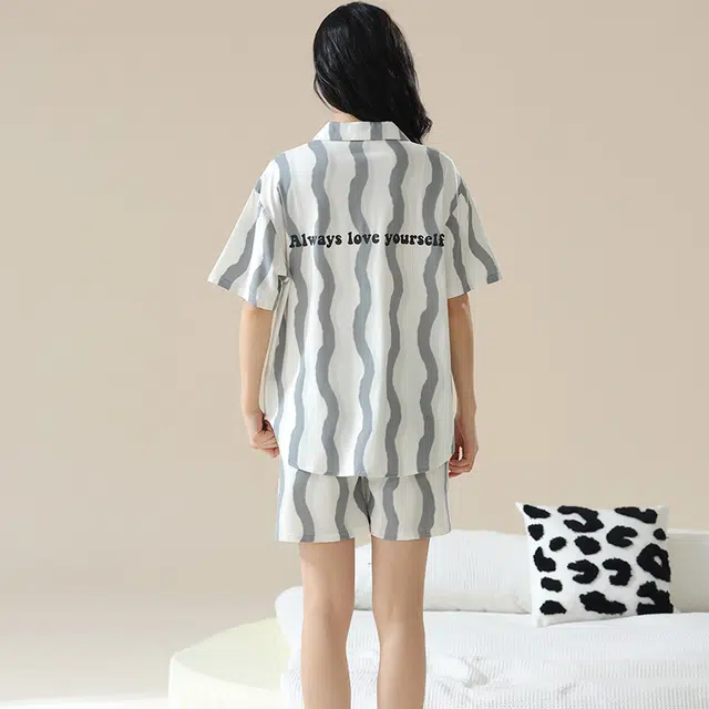 俏佳人 纯色基础柔软亲肤条纹休闲开衫慵懒宽松短袖短裤家居服睡衣套装 女款